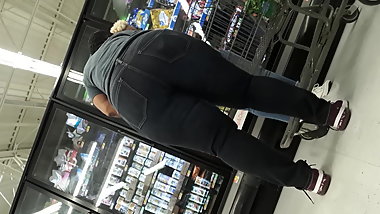 Thick ass big booty gilf in tight blue jeans.