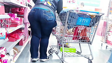 Huge booty milf shows off her round juicy ass.!!! WOW