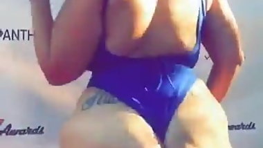 White BBW Shakes Ass